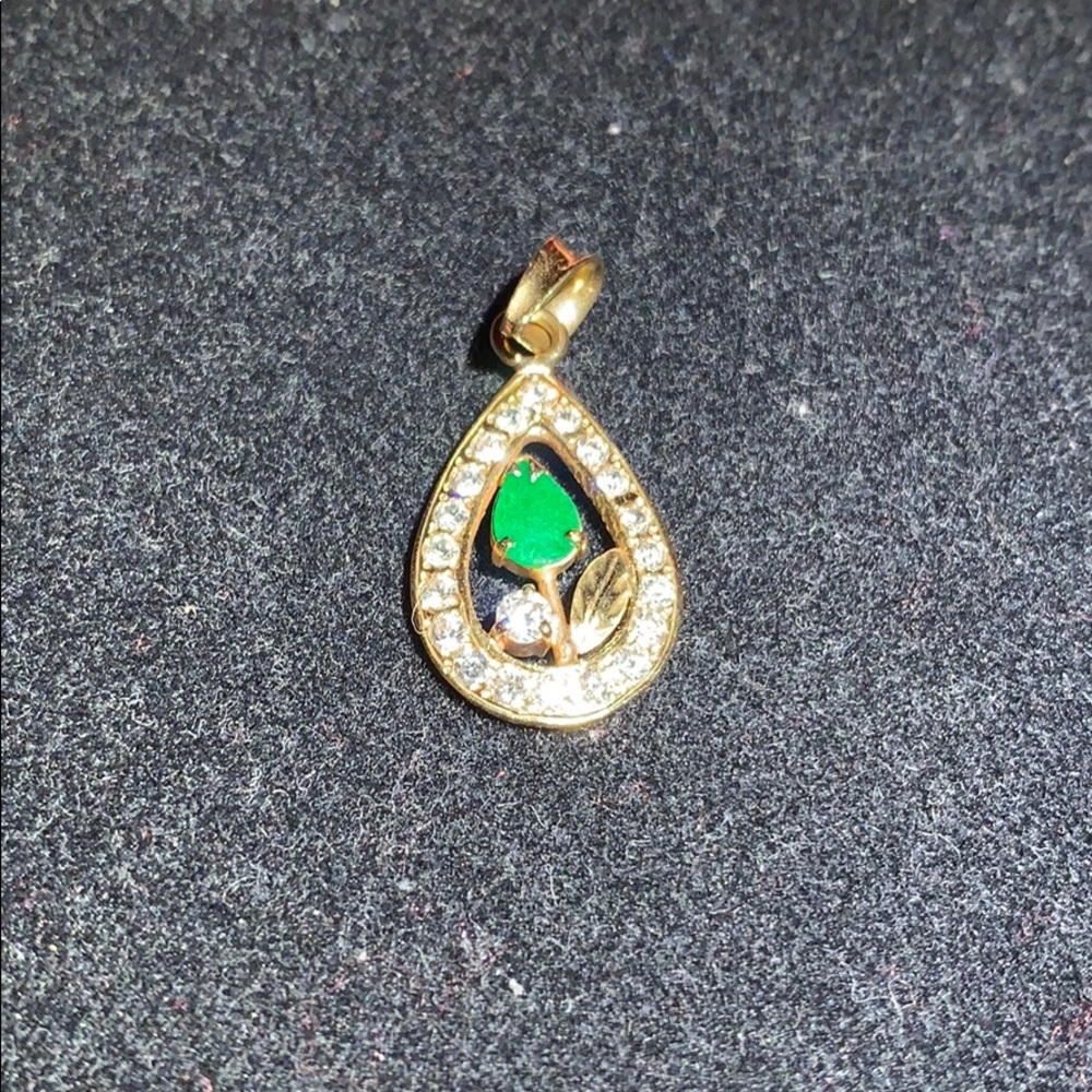 22 pc lose diamond with jade in the middle